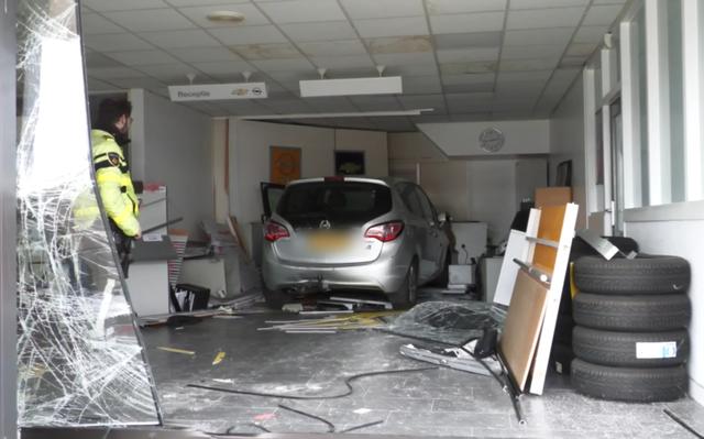 Auto Rijdt Door Gevel Van Showroom In Stadskanaal Receptioniste Gewond